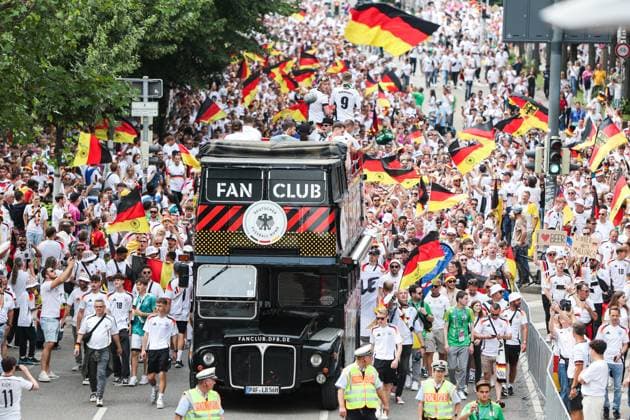 EM 2024: Spanien - Deutschland am 05.07.2024 in der Stuttgart Arena in Stuttgart Fan Marsch Fanmarsch der deutschen Fans - Bus vom Fan Club der Nationalmannschaft