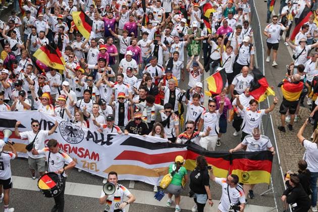 EM 2024: Spanien - Deutschland am 05.07.2024 in der Stuttgart Arena in Stuttgart Fan Marsch Fanmarsch der deutschen Fans - Bus vom Fan Club der Nationalmannschaft