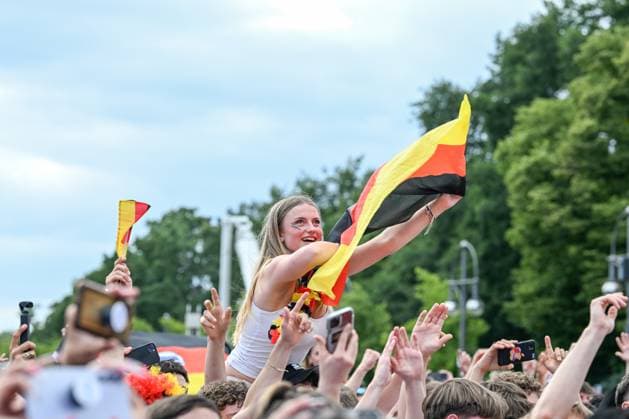 Berlin, Deutschland 5. Juli 2024: Fußball - Europameisterschaft 2024 Im Bild: Weiblicher Fan schwenkt Deutschlandflagge bei Peter Schilling Major Tom Copyright: xFotostandx xReuhlx