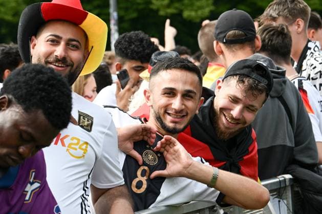 Berlin, Deutschland 5. Juli 2024: Fußball - Europameisterschaft 2024 Im Bild: Fan mach Herzzeichen für Deutschland Copyright: xFotostandx xReuhlx