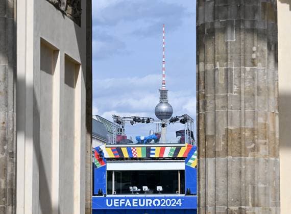 Berlin, Deutschland 5. Juli 2024: Fußball - Europameisterschaft 2024 Im Bild: Die Zentrale für die Fanzone Brandenburger Tor und der Fernsehturm durch das Brandenburger Tor Copyright: xFotostandx xReuhlx