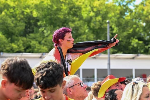 Berlin, Deutschland 5. Juli 2024: Fußball - Europameisterschaft 2024 Im Bild: Weiblicher Fan mit roten mit Deutschlandflagge bei Peter Schillings Auftritt Copyright: xFotostandx xReuhlx