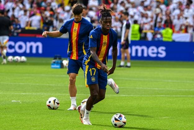 05.07.2024, xsltx, Fussball EM 2024 1 4 Finale, Deutschland - Spanien emspor, v.l. Warmup warm up Aufwärmen, Aufwaermen vor Spielbeginn Mikel Williams (Spanien) (DFL DFB REGULATIONS PROHIBIT ANY USE OF PHOTOGRAPHS as IMAGE SEQUENCES and or QUASI-VIDEO) Stuttgart