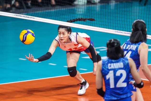 (240705) -- MANILA, July 5, 2024 -- Thi Kieu Trinh Hoang (L) of Vietnam tries to save the ball during the match between Vietnam and the Philippines at the FIVB Women s Volleyball Challenger Cup 2024 in Manila, the Philippines, on July 5, 2024. ) (SP)PHILIPPINES-MANILA-VOLLEYBALL-FIVB WOMEN S CHALLENGER CUP 2024-VIETNAM VS PHILIPPINES ROUELLExUMALI 