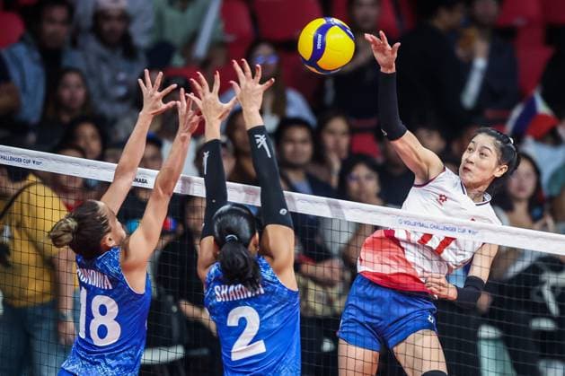 (240705) -- MANILA, July 5, 2024 -- Thi Kieu Trinh Hoang (R) of Vietnam spikes the ball during the match between Vietnam and the Philippines at the FIVB Women s Volleyball Challenger Cup 2024 in Manila, the Philippines, on July 5, 2024. ) (SP)PHILIPPINES-MANILA-VOLLEYBALL-FIVB WOMEN S CHALLENGER CUP 2024-VIETNAM VS PHILIPPINES ROUELLExUMALI 