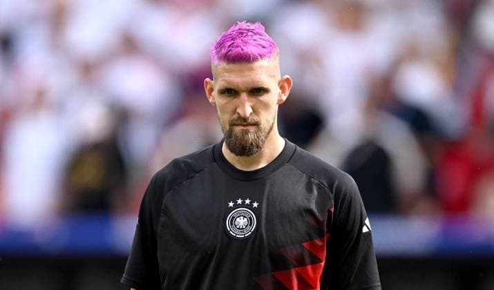 Fussball Euro 2024 Viertelfinale 05.07.2024 Spanien - Deutschland Robert Andrich (Deutschland) mit Rosa Haaren beim Aufwaermen