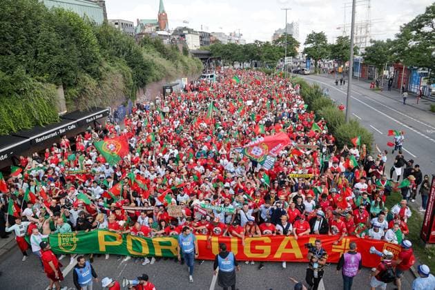 Sport Themen der Woche KW27 Sport Bilder des Tages Volksparkstadion, Hamburg UEFA EURO, EM, Europameisterschaft,Fussball 2024 Germany, Viertelfinale 5 Juli 2024 , Portugal - Frankreich v.l., Fan Walk, Fans of Portugal show their support, Fans, Stimmung, Schals, Trikots, Emotionen *** Volksparkstadion, Hamburg UEFA EURO 2024 Germany, Quarterfinal 5 July 2024 , Portugal France v l , Fan Walk, Fans of Portugal show their support, Fans, Mood, Scarves, Shirts, Emotions Copyright: JoaquimxFerreira
