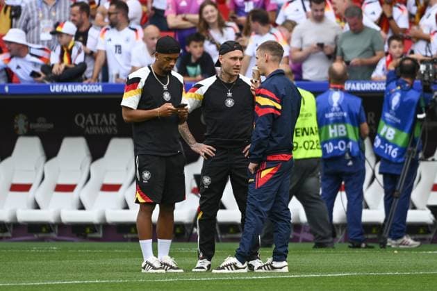 05.07.2024, xpsx, Fussball EM 2024 1 4 Finale, Deutschland - Spanien emspor, v.l. Spieler von RB Leipzig Benjamin Henrichs (Deutschland), David Raum (Deutschland) und Dani Olmo (Spanien) (DFL DFB REGULATIONS PROHIBIT ANY USE OF PHOTOGRAPHS as IMAGE SEQUENCES and or QUASI-VIDEO) Stuttgart