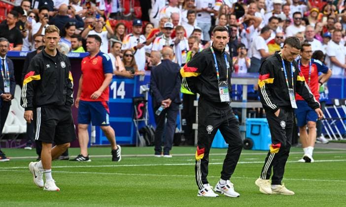 05.07.2024, xsltx, Fussball EM 2024 1 4 Finale, Deutschland - Spanien emspor, v.l. Platzbegehung (DFL DFB REGULATIONS PROHIBIT ANY USE OF PHOTOGRAPHS as IMAGE SEQUENCES and or QUASI-VIDEO) Stuttgart