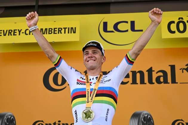 Tour de France 2024 - Stage 07 GEVREY-CHAMBERTIN, FRANCE - JULY 04 : Evenepoel Remco (BEL) of Soudal - Quick Step pictured during the podium ceremony of stage 7 of the 111th edition of the Tour de France 2024 cycling race, an individual time-trial of 25,3 kms with start in Nuits-Saint-Georges and finish in Gevrey-Chambertin on July 04, 2024 in Gevrey-Chambertin, France, 04 07 2024 Gevrey-Chambertin France  Copyright: xNicoxVereeckenx
