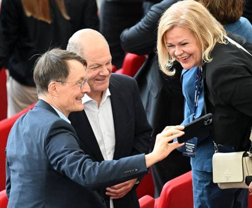 05.07.2024, xjhx, Fussball EM 2024 1 4 Finale, Deutschland - Spanien emspor, v.l. Karl Lauterbach (Deutscher Bundesminister für Gesundheit SPD), Bundeskanzler Olaf Scholz (SPD), Nancy Faeser, Bundesministerin des Innern und für Heimat der Bundesrepublik Deutschland beim Selfie (DFL DFB REGULATIONS PROHIBIT ANY USE OF PHOTOGRAPHS as IMAGE SEQUENCES and or QUASI-VIDEO) Stuttgart