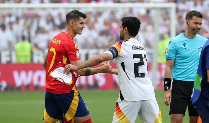 Daniel Carvajal begrüßt Ilkay Gündogan vor Spielbeginn, Seitenwahl Fußball Fussball Europameisterschaft Euro 2024 EM Viertelfinale Herren Saison 2023 2024 05.07.2024 Spanien ESP vs. Deutschland GER in Stuttgart DFL regulations prohibit any use of photographs as image sequences and or quasi-video.