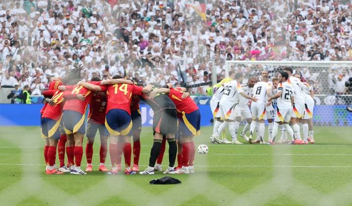 beide Teams im Mannschaftskreis vor Spielbeginn einschwören Ritual Fußball Fussball Europameisterschaft Euro 2024 EM Viertelfinale Herren Saison 2023 2024 05.07.2024 Spanien ESP vs. Deutschland GER in Stuttgart DFL regulations prohibit any use of photographs as image sequences and or quasi-video.