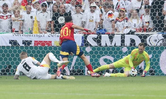 Toni Kroos, Pedri, Torwart Manuel Neuer Zweikampf Spielszene Aktion Fußball Fussball Europameisterschaft Euro 2024 EM Viertelfinale Herren Saison 2023 2024 05.07.2024 Spanien ESP vs. Deutschland GER in Stuttgart DFL regulations prohibit any use of photographs as image sequences and or quasi-video.