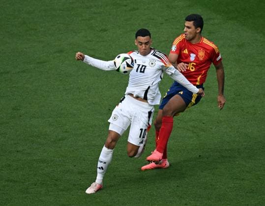 05.07.2024, xjhx, Fussball EM 2024 1 4 Finale, Deutschland - Spanien emspor, v.l. Jamal Musiala (Deutsche Fussball Nationalmannschaft DFB), Rodrigo Hernandez Cascante (Spanien) (DFL DFB REGULATIONS PROHIBIT ANY USE OF PHOTOGRAPHS as IMAGE SEQUENCES and or QUASI-VIDEO) Stuttgart