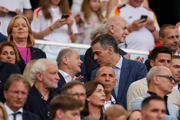 The chancellor of Germany, Olaf Scholz (C-L), and Spain s Prime Minister, Pedro Sanchez (C-R), attend the UEFA EURO, EM, Europameisterschaft,Fussball 2024 s quarter-finals game between Spain and Germany at MHPArena stadium in Stuttgart, Germany, 05 July 2024. Spain vs. Germany !ACHTUNG: NUR REDAKTIONELLE NUTZUNG!  Copyright: xAlbertoxEstevezx GRAF2214 20240705-55014070593_1