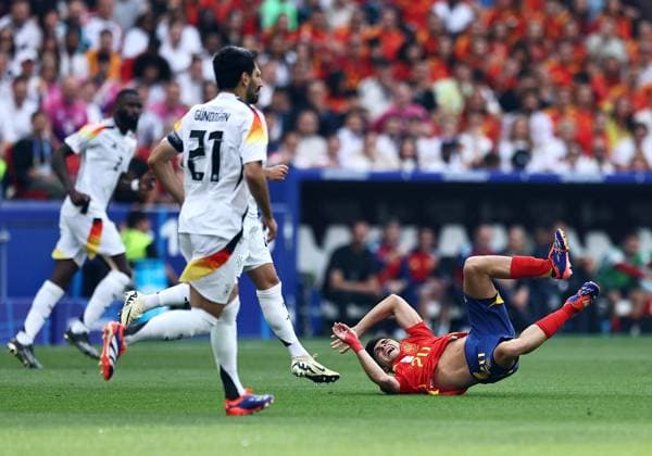 Sport Themen der Woche KW27 Sport Bilder des Tages Pedri of Spain goes to ground after a challenge with an opponent Spain v Germany, UEFA European Championship, EM, Europameisterschaft 2024, Quarter Final, Football, Stuttgart Arena, Stuttgart, Germany, 05 Jul 2024 EDITORIAL USE ONLY No use with unauthorised audio, video, data, fixture lists, club league logos or live services. Online in-match use limited to 120 images, no video emulation. No use in betting, games or single club league player publications.  Copyright: xMichaelxZemanek Shutterstockx 14571380ap