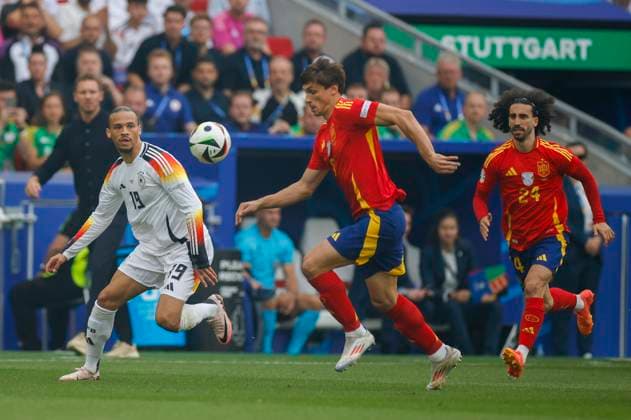 Spain s Robin Le Normand (C) in action against Germany s Leroy Sane (L) during the UEFA EURO, EM, Europameisterschaft,Fussball 2024 s quarter-finals game between Spain and Germany at MHPArena stadium in Stuttgart, Germany, 05 July 2024. Spain vs. Germany !ACHTUNG: NUR REDAKTIONELLE NUTZUNG!  Copyright: xAlbertoxEstevezx GRAF2227 20240705-55014070635_1