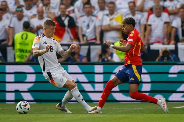 Spain s Lamine Yamal (R) in action against Germany s Toni Kroos (L) during the UEFA EURO, EM, Europameisterschaft,Fussball 2024 s quarter-finals game between Spain and Germany at MHPArena stadium in Stuttgart, Germany, 05 July 2024. Spain vs. Germany !ACHTUNG: NUR REDAKTIONELLE NUTZUNG!  Copyright: xAlbertoxEstevezx GRAF2229 20240705-55014070717_1