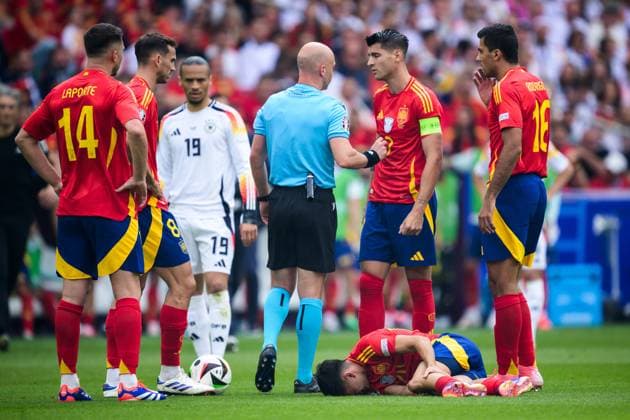 240705 Pedri of Spain in pain during the UEFA EURO, EM, Europameisterschaft,Fussball 2024 Football Championship quarterfinal between Spain and Germany on July 5, 2024 in Stuttgart. Photo: Mathias Bergeld BILDBYRAN kod MB MB0942 fotboll football soccer fotball fotbolls-em europamästerskap em uefa euro uefa european football championship euro 2024 kvartsfinal quarterfinal quarterfinals spanien spain tyskland germany bbeng bbauto skada Copyright: MATHIASxBERGELD BB240705MB027