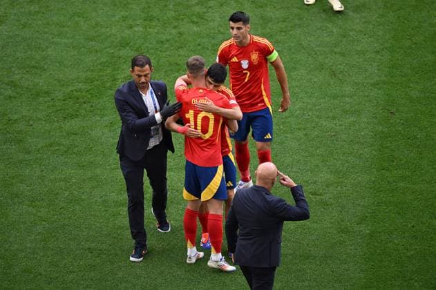05.07.2024, xjhx, Fussball EM 2024 1 4 Finale, Deutschland - Spanien emspor, v.l. Daniel Olmo Carvajal (Spanien), Pedro Gonzalez Lopez Pedri (Spanien) verletzt, Verletzung, Auswechslung Einwechslung (DFL DFB REGULATIONS PROHIBIT ANY USE OF PHOTOGRAPHS as IMAGE SEQUENCES and or QUASI-VIDEO) Stuttgart