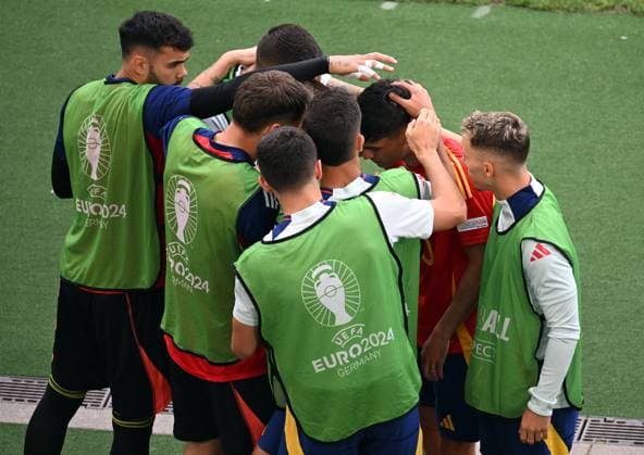 Sport Bilder des Tages 05.07.2024, xjhx, Fussball EM 2024 1 4 Finale, Deutschland - Spanien emspor, v.l. Pedro Gonzalez Lopez Pedri (Spanien) verletzt, Verletzung, Auswechslung Einwechslung (DFL DFB REGULATIONS PROHIBIT ANY USE OF PHOTOGRAPHS as IMAGE SEQUENCES and or QUASI-VIDEO) Stuttgart