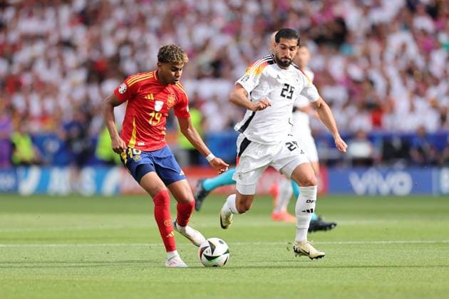 05.07.2024, Fussball Europameisterschaft, UEFA EURO, EM, Europameisterschaft,Fussball 2024, Spanien - Deutschland, Viertelfinale, Stuttgart Arena, v.l., Lamine Yamal Nasraoui Ebana (Spanien), Emre Can (Deutschland) Copyright: HMBxMedia