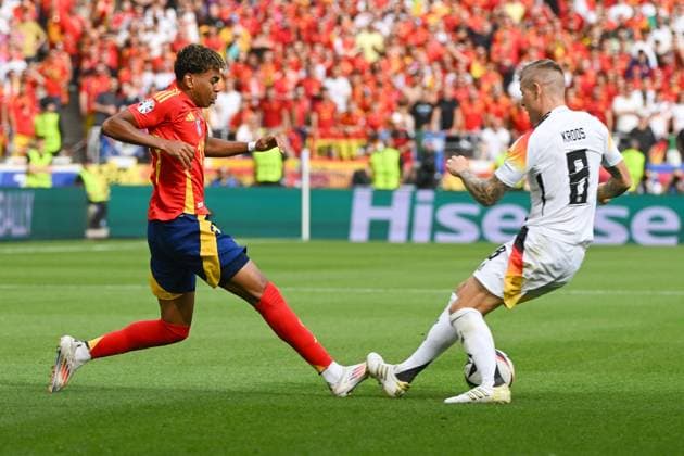 Fußball, Herren, Saison 2023 24, Euro EM 2024, Viertelfinale in Stuttgart, Spanien - Deutschland, v.l. Lamine Yamal (Spanien) und Toni Kroos (Deutschland) im Zweikampf , 05.07. 2024, Copyright: xMatthiasxKochx