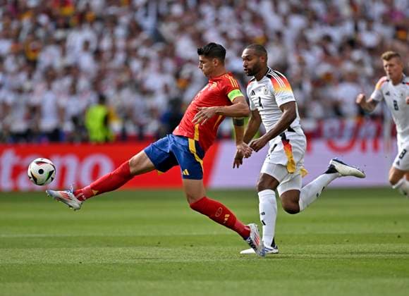 05.07.2024, Fussball UEFA EURO, EM, Europameisterschaft,Fussball 2024, Viertelfinale, Spanien - Deutschland, in der Stuttgart-Arena. v.l. Alvaro Morata (Spanien) gegen Jonathan Tah (Deutschland)