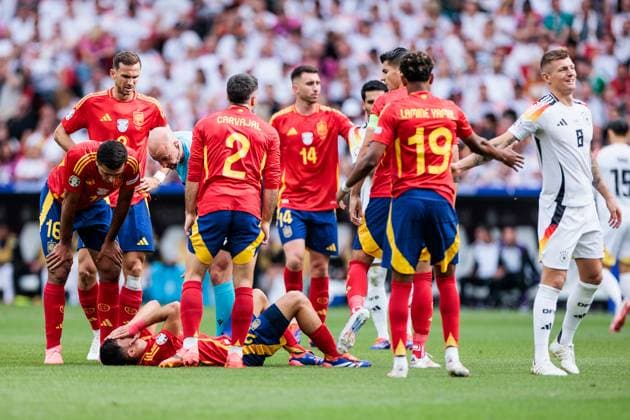 UEFA EURO, EM, Europameisterschaft,Fussball 2024: Spanien - Deutschland; 05.07.2024 Am Boden Pedri (Spanien, 20) Daniel Carvajal (Spanien, 2), Rodri (Spanien, 16), Lamine Yamal (Spanien, 19), Toni Kroos (Deutschland, 8) Schiedsrichter Anthony Taylor (ENG) schaut nach dem Befinden UEFA EURO 2024: Spanien - Deutschland; Stuttgart Arena, Stuttgart am 05.07.2024 Copyright: xBEAUTIFULxSPORTS Wunderlx