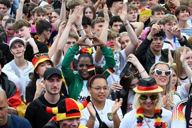 Berlin, Deutschland 5. Juli 2024: Fußball - Europameisterschaft 2024 Viertelfinale: Spanien gegen Deutschland Im Bild: Jubelnde Fans in der Fanzone Brandenburger Tor, ein weiblicher Fan schwenkt macht ein Herzzeichen Copyright: xFotostandx xReuhlx