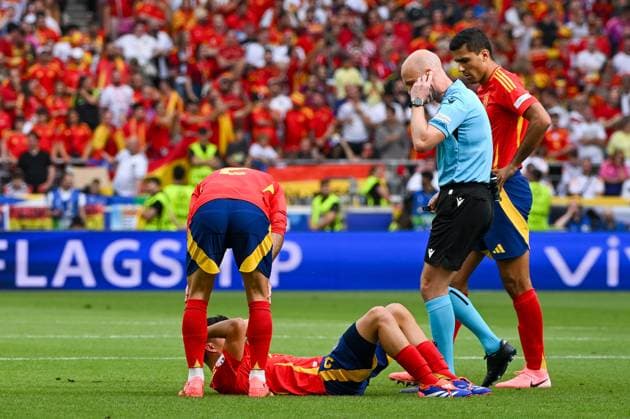 Fußball, Herren, Saison 2023 24, Euro EM 2024, Viertelfinale in Stuttgart, Spanien - Deutschland, Pedri (Spanien) verletzt am Boden , 05.07. 2024, Copyright: xMatthiasxKochx