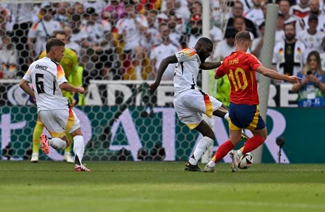 05.07.2024, Fussball UEFA EURO, EM, Europameisterschaft,Fussball 2024, Viertelfinale, Spanien - Deutschland, in der Stuttgart-Arena. v.l. Josua Kimmich (Deutschland), und Antonio Rüdiger (Deutschland) gegen Dani Olmo (Spanien)