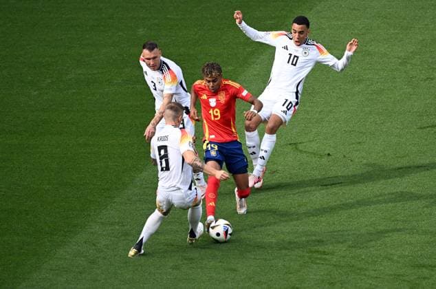 05.07.2024, xjhx, Fussball EM 2024 1 4 Finale, Deutschland - Spanien emspor, v.l. Toni Kroos (Deutsche Fussball Nationalmannschaft DFB), David Raum (Deutsche Fussball Nationalmannschaft DFB), Lamine Yamal Nasraoui Ebana (Spanien), Jamal Musiala (Deutsche Fussball Nationalmannschaft DFB) (DFL DFB REGULATIONS PROHIBIT ANY USE OF PHOTOGRAPHS as IMAGE SEQUENCES and or QUASI-VIDEO) Stuttgart