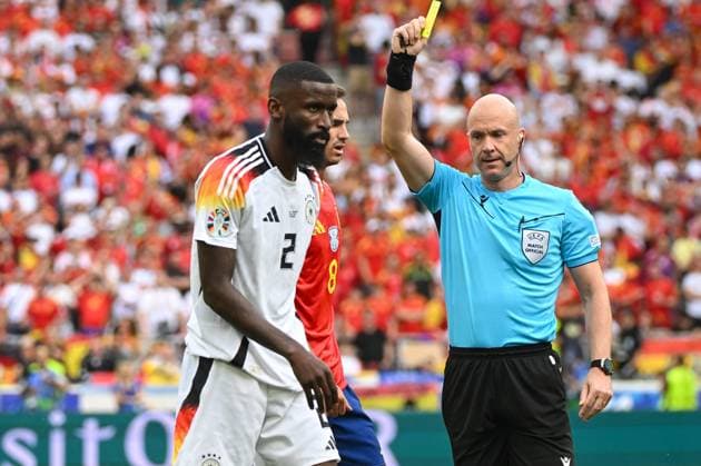 Fußball, Herren, Saison 2023 24, Euro EM 2024, Viertelfinale in Stuttgart, Spanien - Deutschland, Schiedsrichter Anthony Taylor zeigt Antonio Rüdiger Ruediger (Deutschland) die gelbe Karte , 05.07. 2024, Copyright: xMatthiasxKochx