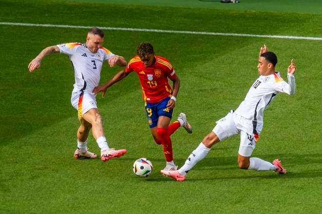 GER, UEFA Euro 2024, Viertelfinale, Spanien (ESP) vs Deutschland (GER) 05.07.2024, MHP Arena, Stuttgart, GER, UEFA Euro 2024, Viertelfinale, Spanien (ESP) vs Deutschland (GER) , im Bild David Raum (Germany 3) und Jamal Musiala (Germany 10) stoppen Joselu (Spanien 9)