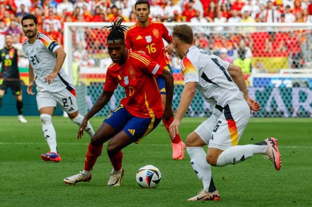 Spain s Nico Williams (L) in action against Germany s Joshua Kimmich (R) during the UEFA EURO, EM, Europameisterschaft,Fussball 2024 s quarter-finals game between Spain and Germany at MHPArena stadium in Stuttgart, Germany, 05 July 2024. Spain vs. Germany !ACHTUNG: NUR REDAKTIONELLE NUTZUNG!  Copyright: xJ.JxGuillenx GRAF2237 20240705-55014070801_1