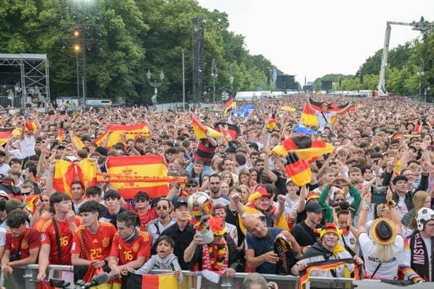 Berlin, Deutschland 5. Juli 2024: Fußball - Europameisterschaft 2024 Viertelfinale: Spanien gegen Deutschland Im Bild: Jubelnde Fans in der Fanzone Brandenburger Tor, links die spanischen Fans mit Fahnen, rechts die deutschen Fans Copyright: xFotostandx xReuhlx