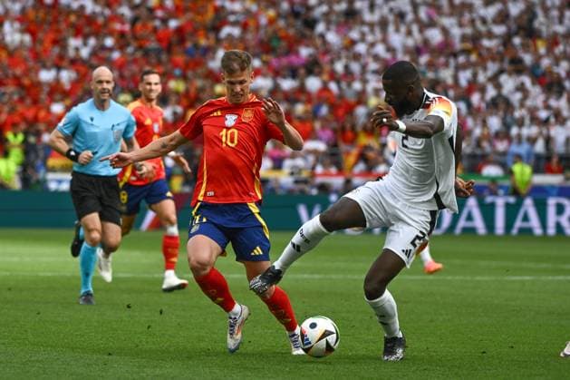 05.07.2024, xpsx, Fussball EM 2024 1 4 Finale, Deutschland - Spanien emspor, v.l. Dani Olmo (Spanien, 10), Antonio Ruediger (Rüdiger, Deutschland, 2) Zweikampf, Duell, Kampf, tackle (DFL DFB REGULATIONS PROHIBIT ANY USE OF PHOTOGRAPHS as IMAGE SEQUENCES and or QUASI-VIDEO) Stuttgart