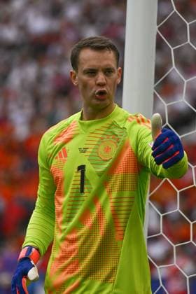 05.07.2024, xpsx, Fussball EM 2024 1 4 Finale, Deutschland - Spanien emspor, v.l. Manuel Neuer (Deutschland, 1) gibt Anweisungen, gestikuliert mit den Armen, gesticulate, gives instructions (DFL DFB REGULATIONS PROHIBIT ANY USE OF PHOTOGRAPHS as IMAGE SEQUENCES and or QUASI-VIDEO) Stuttgart