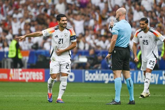 05.07.2024, xpsx, Fussball EM 2024 1 4 Finale, Deutschland - Spanien emspor, v.l. Ilkay Guendogan (Gündogan, Deutschland, 21) diskutiert mit Schiedsrichter, Schiri, referee Anthony Taylor (DFL DFB REGULATIONS PROHIBIT ANY USE OF PHOTOGRAPHS as IMAGE SEQUENCES and or QUASI-VIDEO) Stuttgart