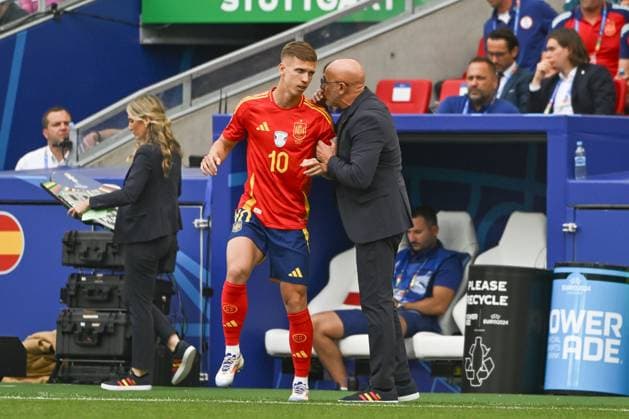 05.07.2024, xpsx, Fussball EM 2024 1 4 Finale, Deutschland - Spanien emspor, v.l. Dani Olmo (Spanien, 10) wird eingewecheselt fuer Pedri (Spanien, 20) (DFL DFB REGULATIONS PROHIBIT ANY USE OF PHOTOGRAPHS as IMAGE SEQUENCES and or QUASI-VIDEO) Stuttgart