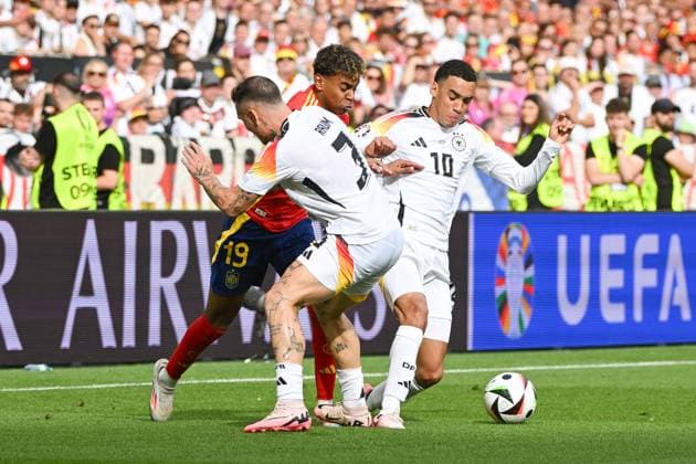 Fußball, Herren, Saison 2023 24, Euro EM 2024, Viertelfinale in Stuttgart, Spanien - Deutschland, David Raum (Deutschland), Lamine Yamal (Spanien) und Jamal Musiala (Deutschland) im Zweikampf , 05.07. 2024, Copyright: xMatthiasxKochx