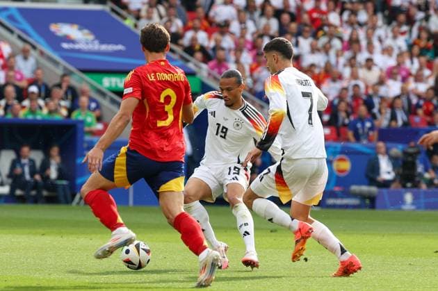 im Zweikampf, Aktion, mit Robin Le Normand 3 (Spanien), Leroy Sane 19 (Deutschland), Kai Havertz 7 (Deutschland), Spanien vs. Deutschland, Fussball, UEFA EURO, EM, Europameisterschaft,Fussball 2024, Viertelfinale, 05.07.2024 Stuttgart Baden-Wuerttemberg Deutschland