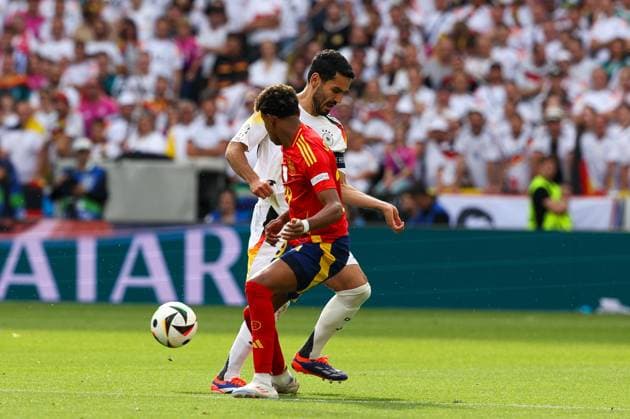 im Zweikampf, Aktion, mit Ilkay Guendogan 21 (Deutschland), Lamine Yamal 19 (Spanien), Spanien vs. Deutschland, Fussball, UEFA EURO, EM, Europameisterschaft,Fussball 2024, Viertelfinale, 05.07.2024 Stuttgart Baden-Wuerttemberg Deutschland