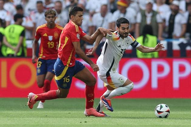 Fußball UEFA EURO, EM, Europameisterschaft,Fussball 2024 Viertelfinale Spanien - Deutschland am 05.07.2024 in der Stuttgart Arena in Stuttgart Rodri ( Spanien ), löinks - Ilkay Gündogan ( Deutschland ), rechts