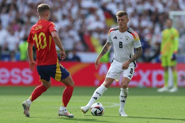 Fußball UEFA EURO, EM, Europameisterschaft,Fussball 2024 Viertelfinale Spanien - Deutschland am 05.07.2024 in der Stuttgart Arena in Stuttgart Dani Olmo ( Spanien ), links - Toni Kroos ( Deutschland ), rechts