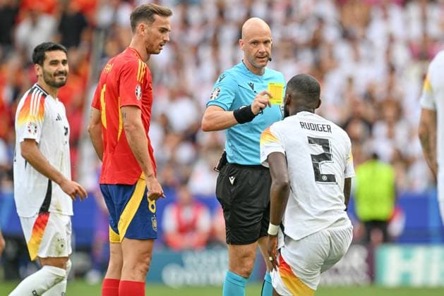240705 EURO2024 SPAIN VS GERMANY Antonio Rudiger (2) of Germany receives a yellow card from referee Anthony Taylor during a soccer game between the national teams of Spain and Germany in the Quarter Final stage of the UEFA EURO, EM, Europameisterschaft,Fussball 2024 tournament , on Friday 5 July 2024 in Stuttgart , Germany . PHOTO SPORTPIX David Catry STUTTGART GERMANY  Copyright: xx 472007