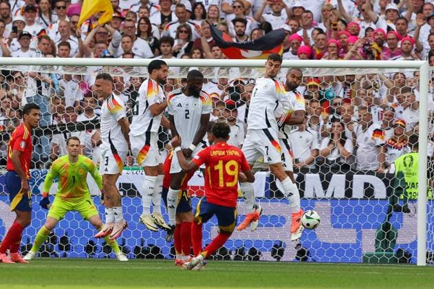 Freistoss, Lamine Yamal 19 (Spanien), David Raum 3 (Deutschland), Emre Can 25 (Deutschland), Antonio Ruediger 2 (Deutschland), Kai Havertz 7 (Deutschland), Jonathan Tah 4 (Deutschland), Spanien vs. Deutschland, Fussball, UEFA EURO, EM, Europameisterschaft,Fussball 2024, Viertelfinale, 05.07.2024 Stuttgart Baden-Wuerttemberg Deutschland