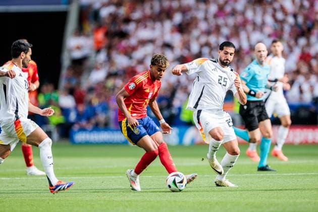UEFA EURO, EM, Europameisterschaft,Fussball 2024: Spanien - Deutschland; 05.07.2024 Zweikampf Lamine Yamal (Spanien, 19) und Emre Can (Deutschland, 25) UEFA EURO 2024: Spanien - Deutschland; Stuttgart Arena, Stuttgart am 05.07.2024 Copyright: xBEAUTIFULxSPORTS Wunderlx